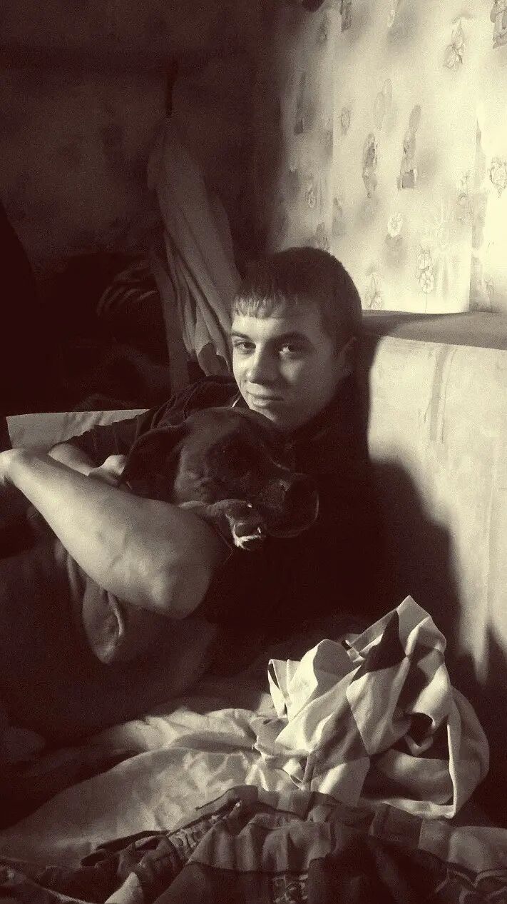  32322994  Viktor, 30 ,    