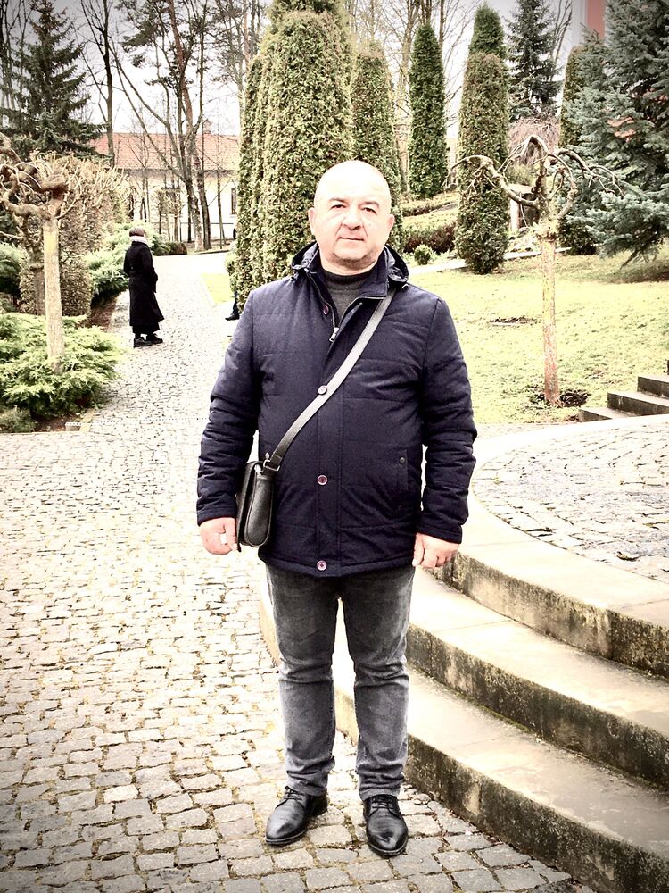  37940494  Petru, 52 ,    