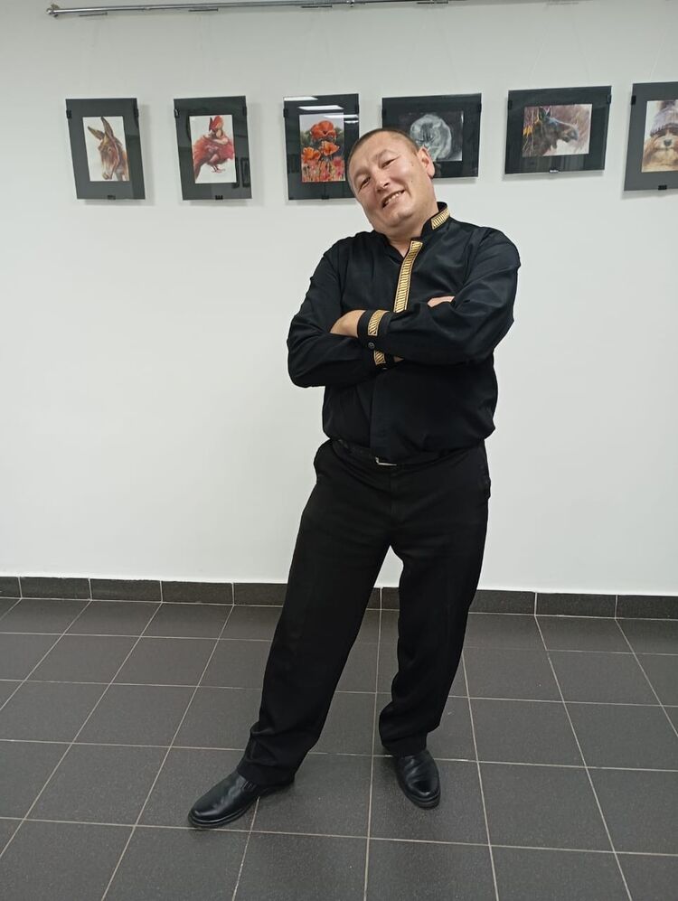  47033294  Viktor, 44 ,    