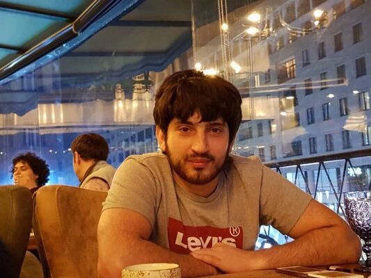  Woodland Hills,   Artur, 32 ,   ,   