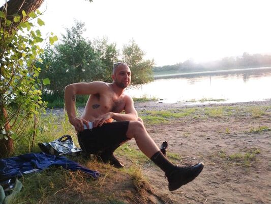  ,   Axel, 32 ,   ,   , c 