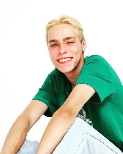  ,   Alex, 22 ,     , c , 