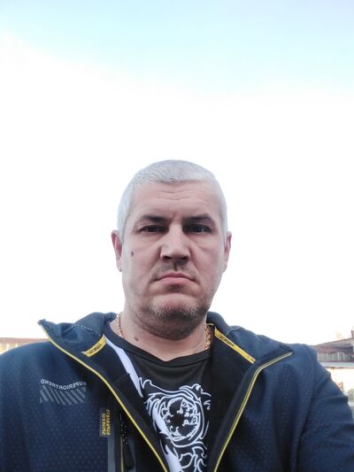  ,   Viktor, 49 ,   c 
