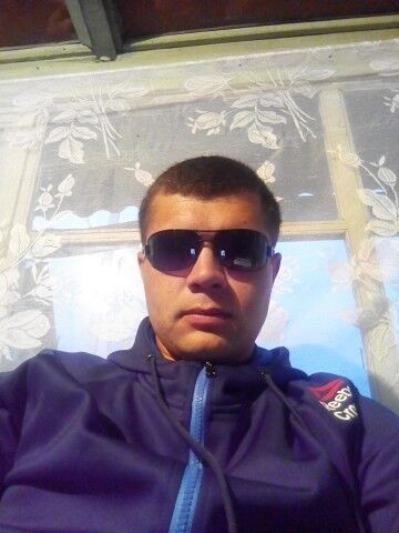  10048654  Anton, 32 ,    