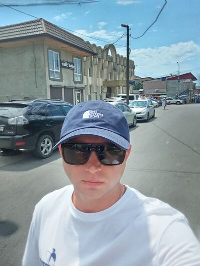  ,   Viktor, 39 ,   ,   