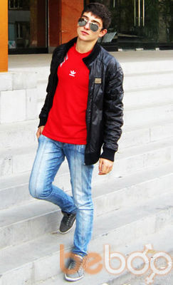  ,   Artur, 32 ,   