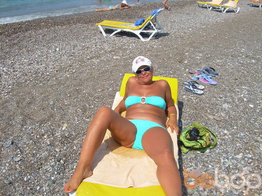 Ослепительная Марина Гончарова сияет среди волн океана, создавая фотографии, на которых она превратилась в настоящую богиню на пляже