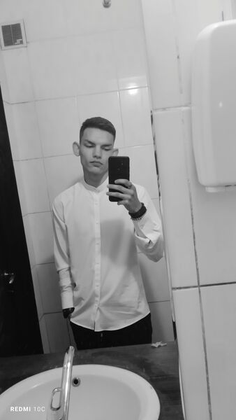  ,   Viktor, 21 ,   ,   