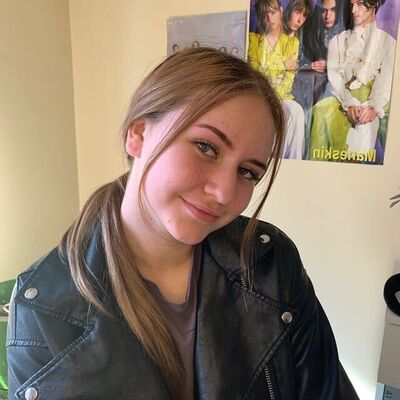  ,   Valeria, 21 ,  