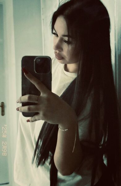  ,   Laura, 19 ,   ,   