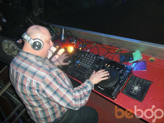  ,   DJ , 52 ,  