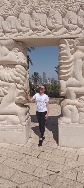  ,   Yuliya, 42 ,   c 
