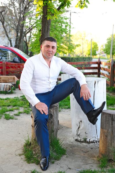  ,   Victor, 44 ,   