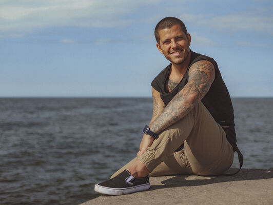  ,   Artur, 32 ,   ,   , c 