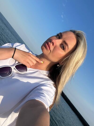  ,   Violetta, 33 ,   ,   