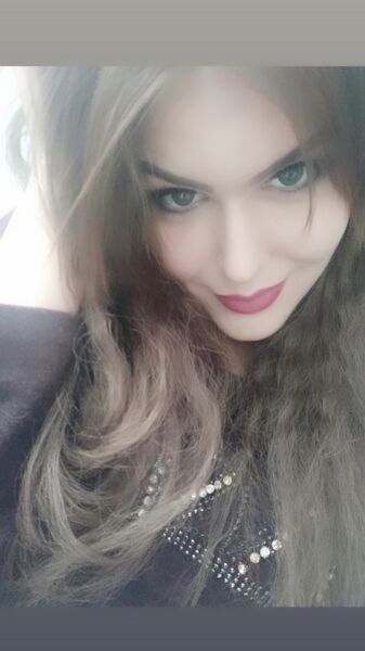  --,   Julia, 25 ,   ,   