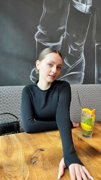  ,   Anna, 20 ,   ,   