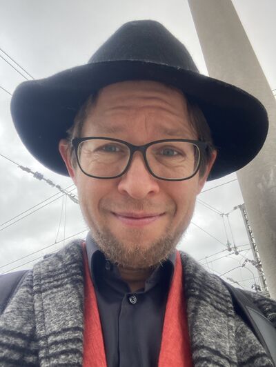  ,   Denis, 47 ,     , c 