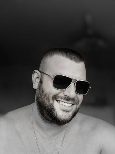 ,   Nik, 44 ,   ,   