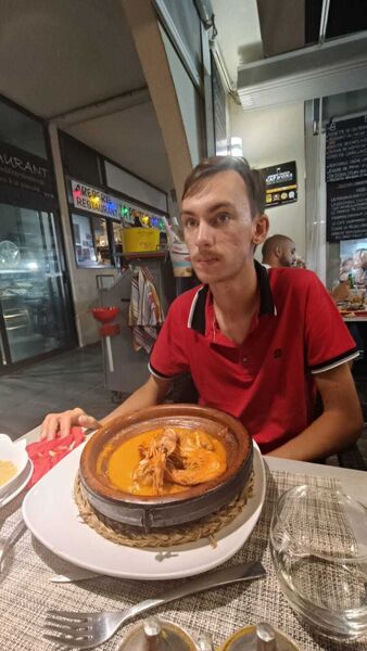  Saint-Germain-en-Laye,   Maksim, 19 ,   ,   