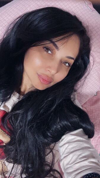  ,   Mia, 32 ,   ,   