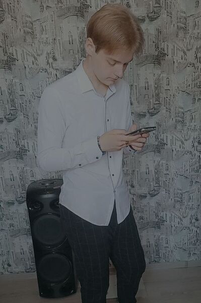  ,   Kim Vla Ji, 19 ,     