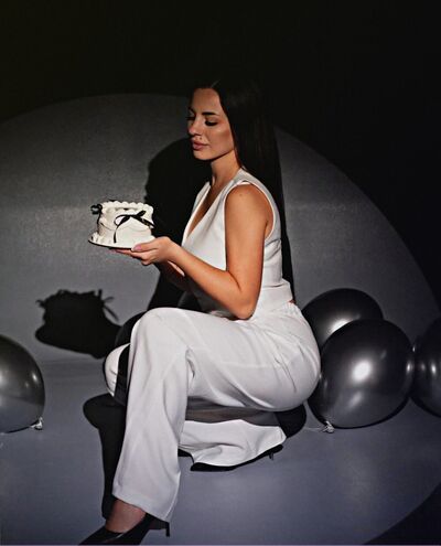  ,   Viktoria, 32 ,   ,   