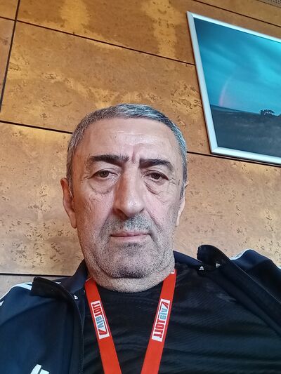  ,   Nik, 61 ,   c 