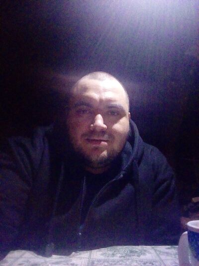  ,   Viktor, 37 ,  