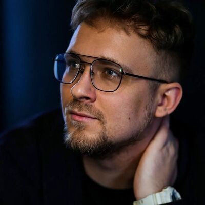  ,   Artyom, 32 ,   ,   