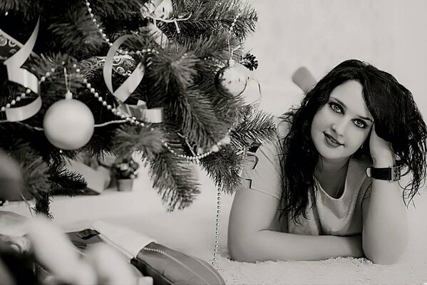  ,   Elena, 32 ,  
