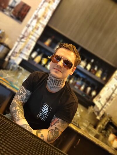  ,   Viktor, 27 ,   ,   